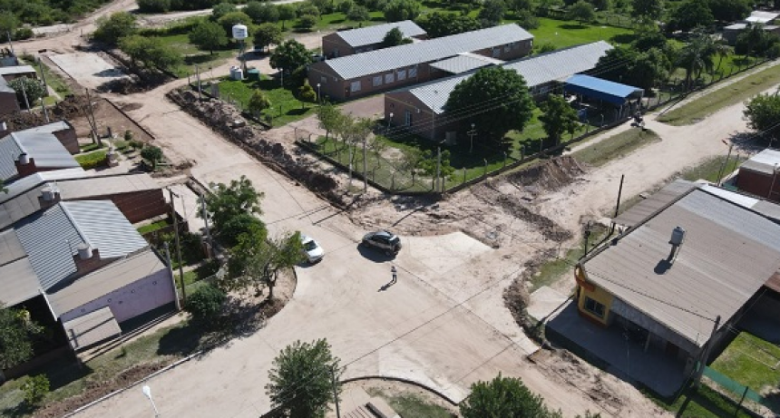 Vialidad Provincial ejecuta la etapa final de una obra de pavimento urbano en Pampa del Indio