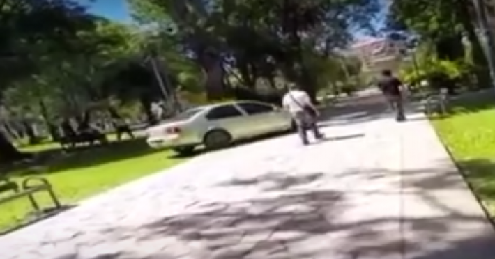 Buscan al conductor que cruzó la plaza 25 de Mayo en auto: “Es una falta muy grave”