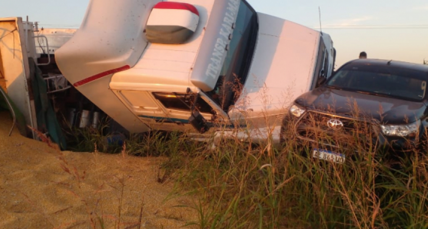 Intentó adelantarse en la ruta y lo chocó un camión