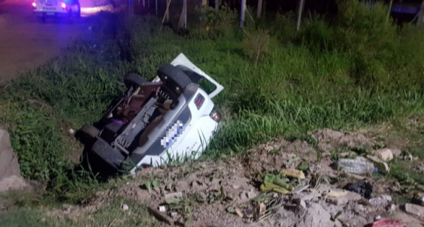 Joven realizó una mala maniobra en su auto y terminó en un zanjón: salió ileso
