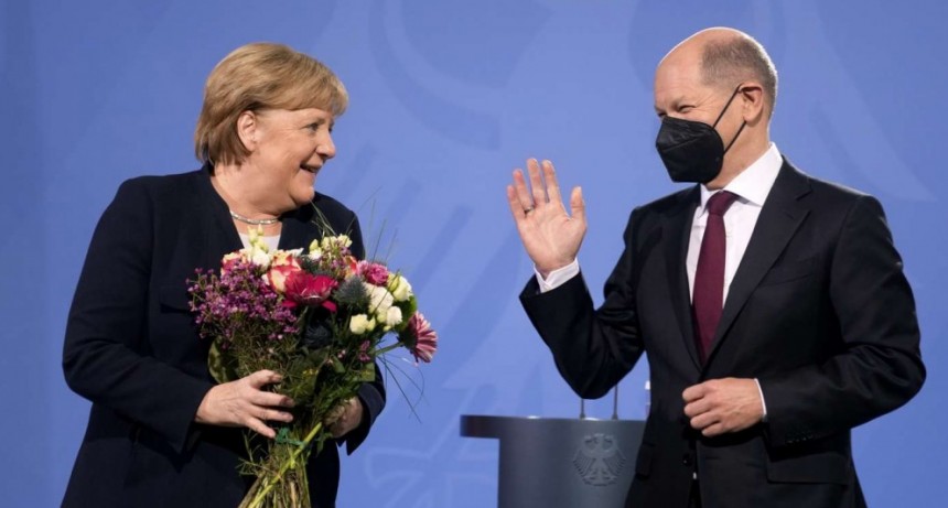 Ovacionada en su despedida después de 16 años en el poder