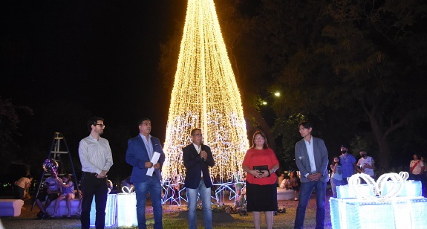 Se encendió el tradicional árbol navideño de Resistencia en la Plaza 25 de Mayo