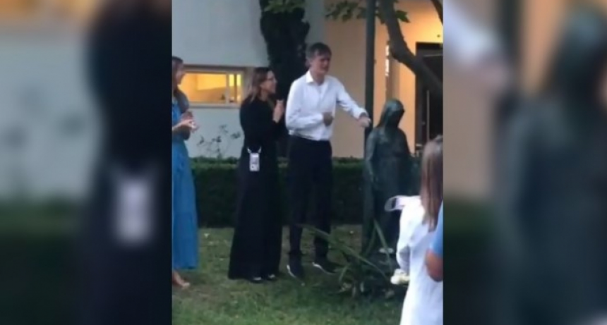 Emocionante: vecinos de Esteban Bullrich lo recibieron cantando el himno tras su retiro como senador