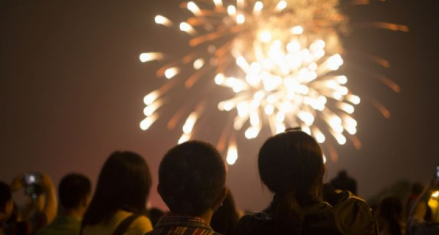 Cohetes: apuestan a que este año no se utilice estruendo en las Fiestas y que el show sea de luces