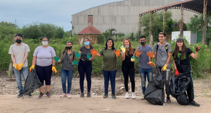La municipalidad de Resistencia acompañó la tarea de limpieza de jóvenes ambientalistas en la Zona Sur