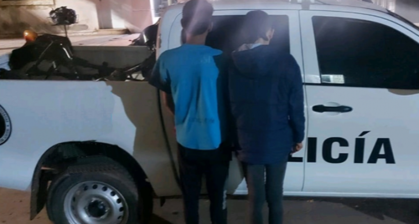 Dos menores fueron descubiertos por la policía cuando desarmaban motos robadas