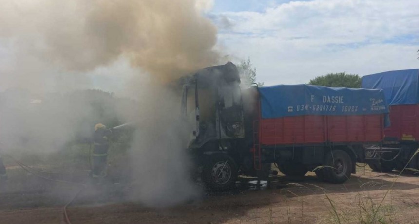 Los bomberos lograron sofocar el fuego que consumía a un camión