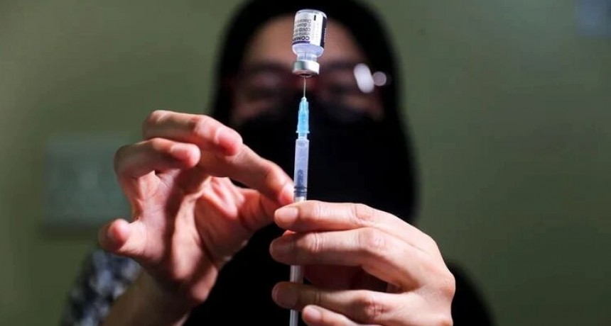 Ómicron: Sudáfrica informó que los casos de coronavirus bajaron a la mitad