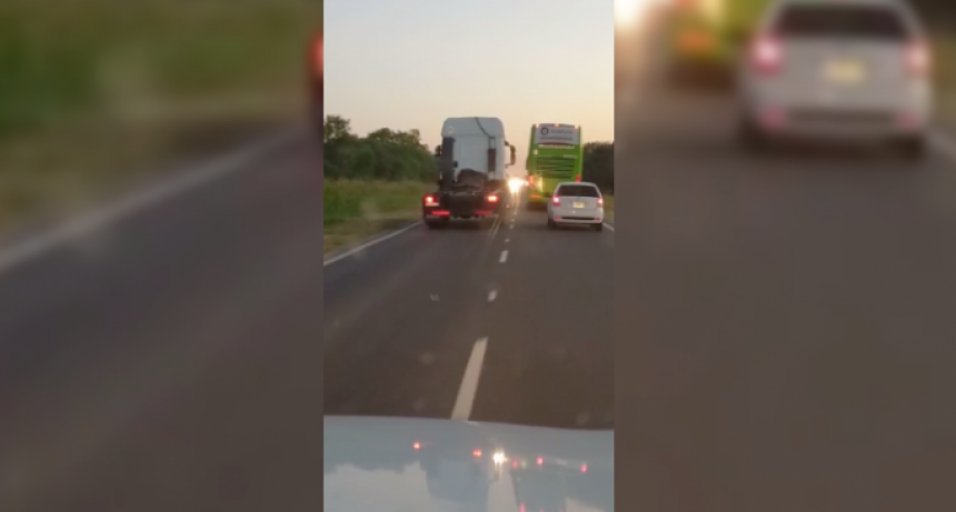 Peligrosas maniobras de un camionero que intentaba sobrepasar vehículos en la ruta 11: 