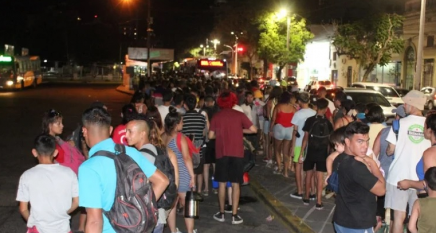 Malestar de chaqueños que fueron a la playa de Corrientes y esperaron durante horas para volver