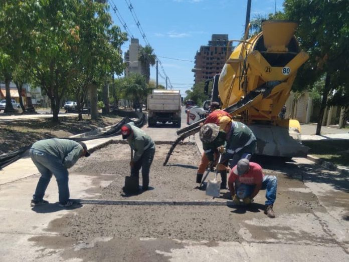 El municipio de Resistencia continúa con los trabajos de bacheo en avenida Las Heras