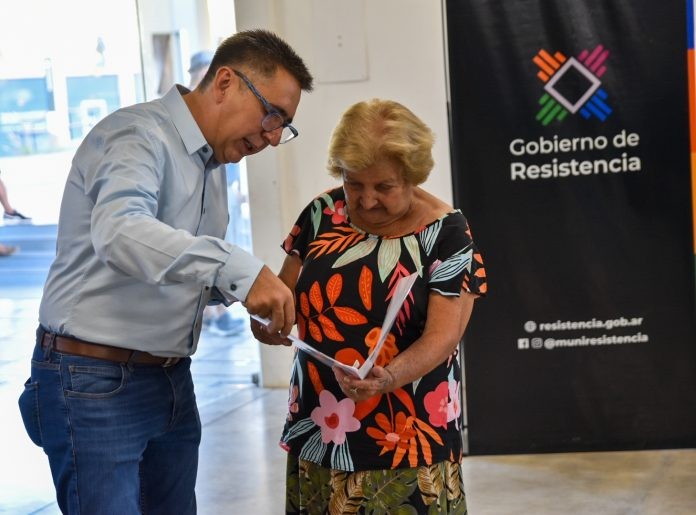 Gustavo Martínez entregó títulos de propiedad a 85 familias de Resistencia