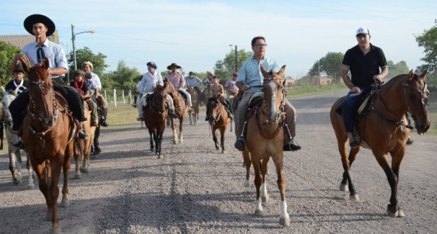 Gustavo Martínez cabalgó hasta Santa Rita para pedir por “trabajo, salud y tolerancia”